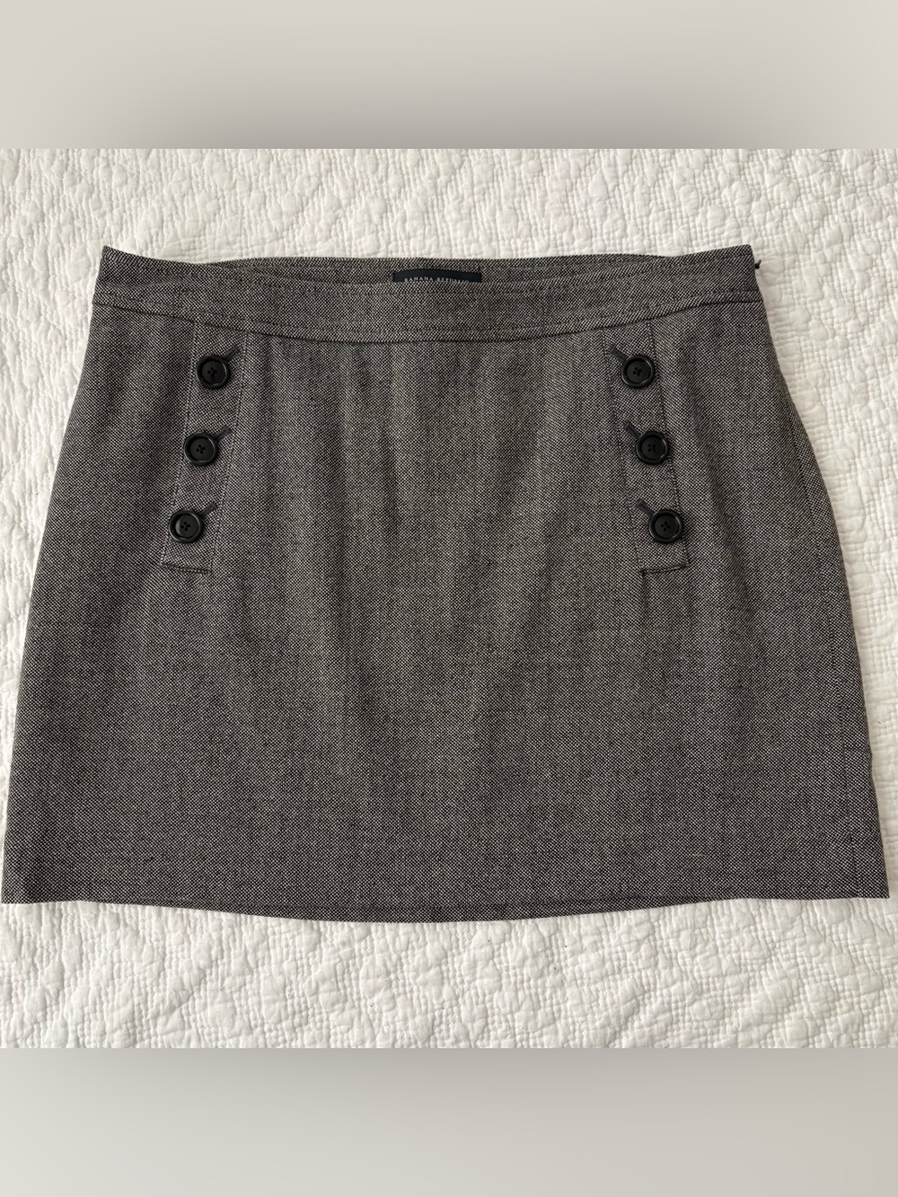 Banana Republic wool blend miniskirt. Grey size 10. Button accents. Great shape